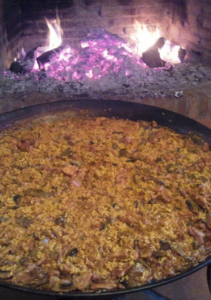 Una foto de Paella ibérica a leña