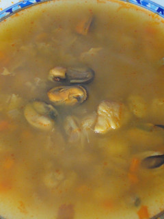 Una foto de Sopa con mariscos gallegos
