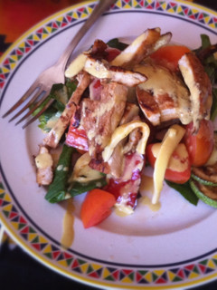 Una foto de Ensalada de pollo fresca