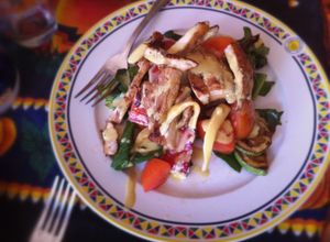 Una foto de Ensalada de pollo fresca