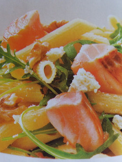 Una foto de Pasta, salmón y rúcula