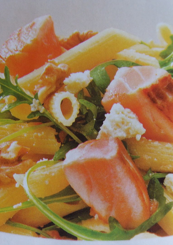 Una foto de Pasta, salmón y rúcula
