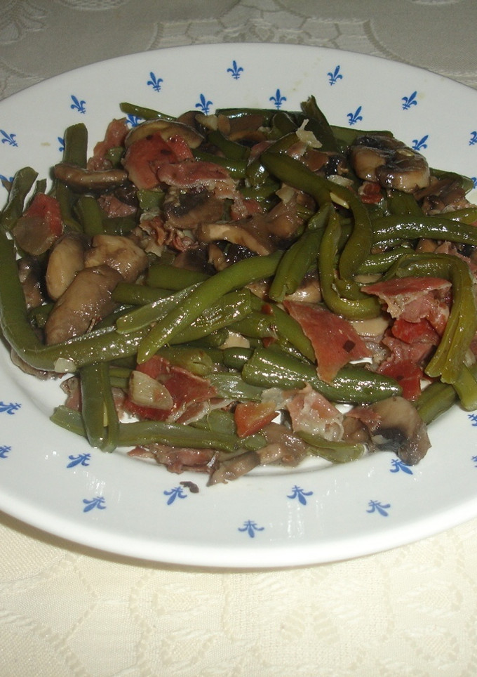 Una foto de Judías verdes y champiñones con jamón serrano