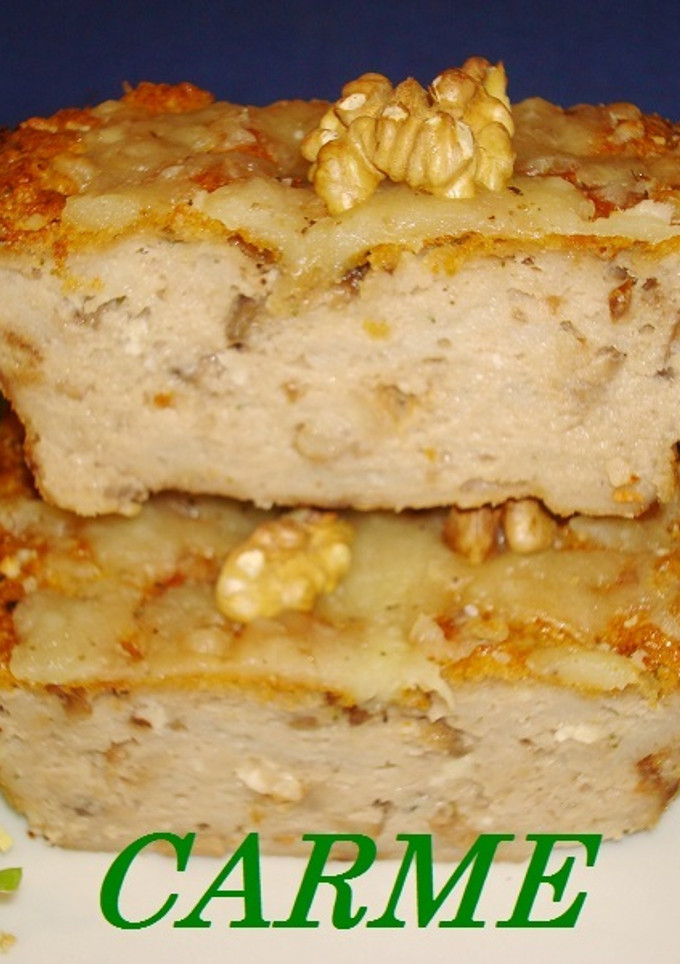 Una foto de Pastel de pan, champiñones y nueces