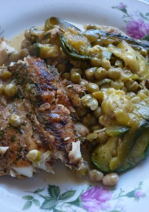 Una foto de Pescado con zapallitos y crema