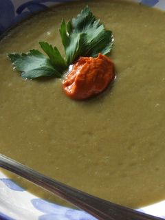 Una foto de Sopa de col rizada con avena arrollada
