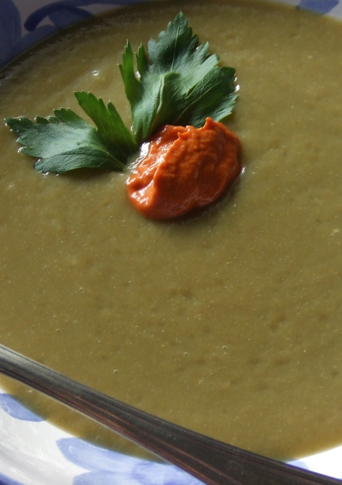 Una foto de Sopa de col rizada con avena arrollada