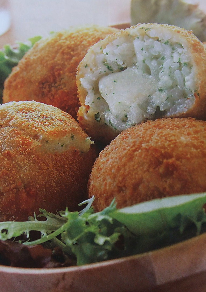 Una foto de Arancini rellenos de mozzarella
