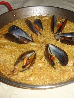 Una foto de Paella de sepia y mejillones