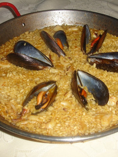 Una foto de Paella de sepia y mejillones