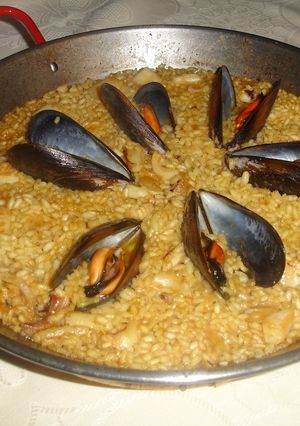 Una foto de Paella de sepia y mejillones