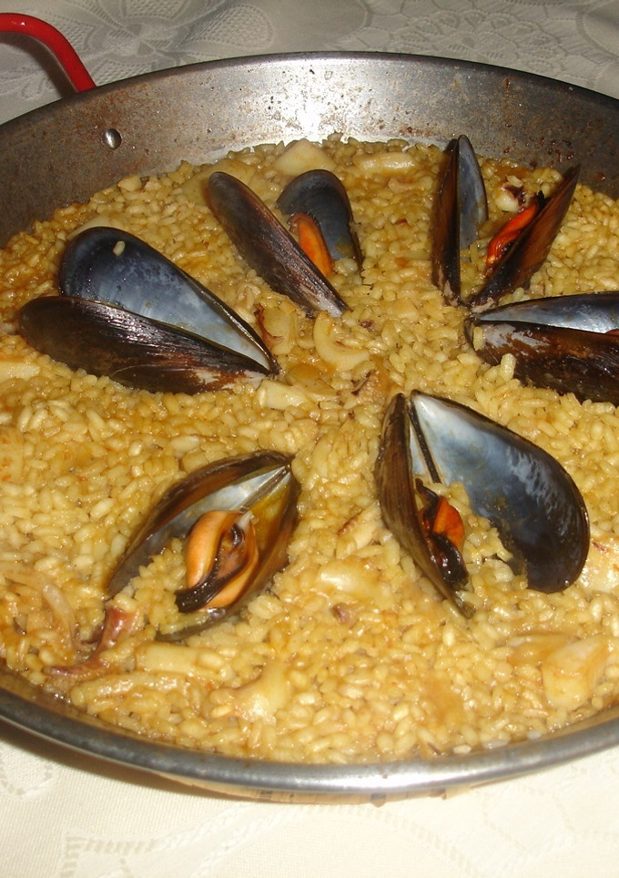 Una foto de Paella de sepia y mejillones