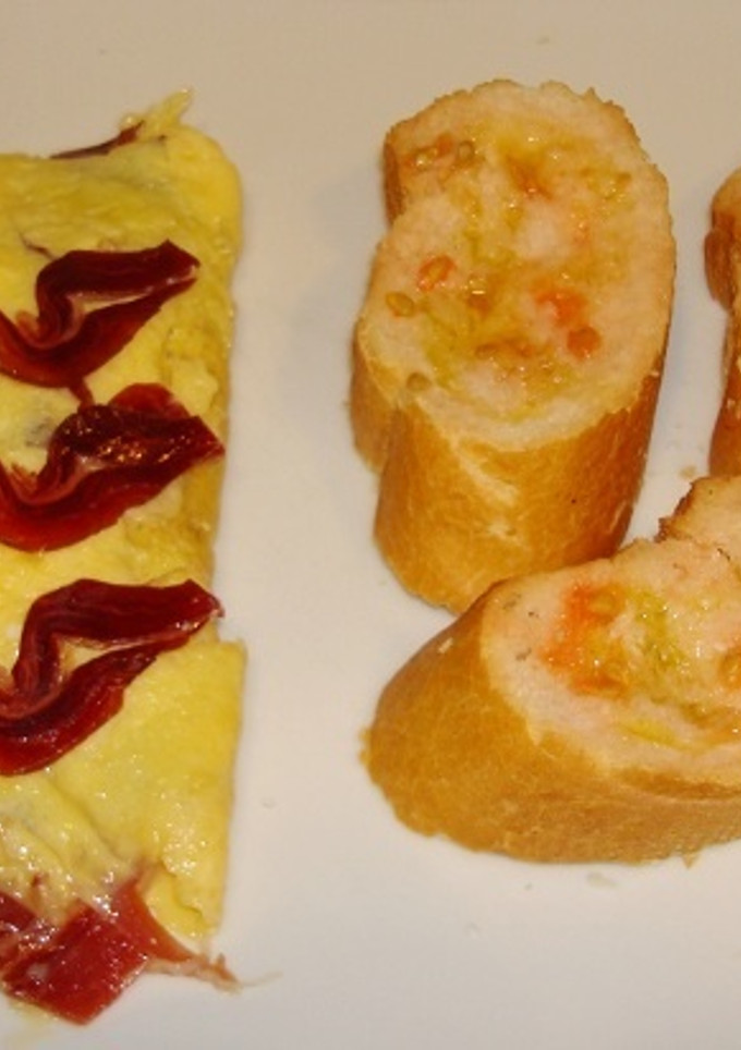 Una foto de Tortilla a la francesa con jamón Ibérico