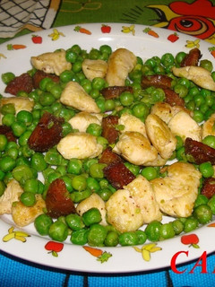 Una foto de Pollo con guisantes salteados con chorizo