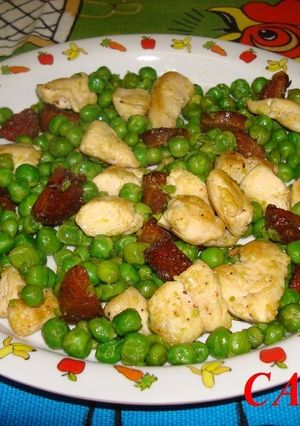 Una foto de Pollo con guisantes salteados con chorizo
