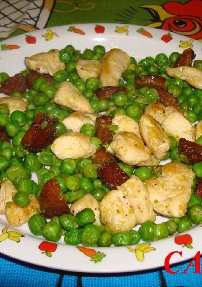 Una foto de Pollo con guisantes salteados con chorizo