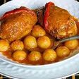 Patatas rellenas de carne con salsa