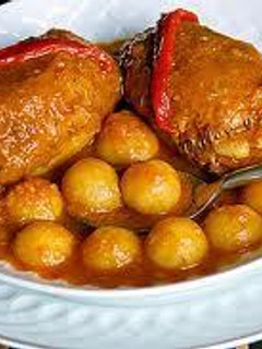 Una foto de Patatas rellenas de carne con salsa