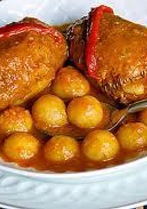 Una foto de Patatas rellenas de carne con salsa