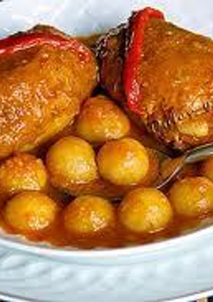 Una foto de Patatas rellenas de carne con salsa