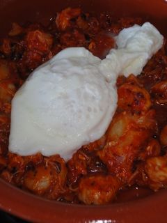 Una foto de Huevos escalfados a la gallega