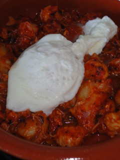 Una foto de Huevos escalfados a la gallega