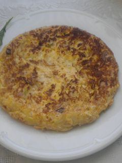 Una foto de Tortilla de calabacín y cebolla