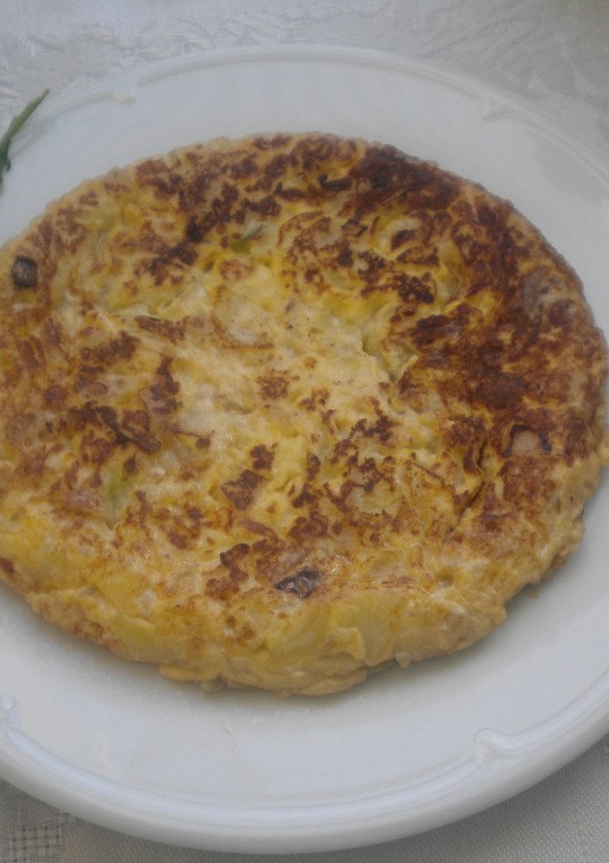 Una foto de Tortilla de calabacín y cebolla