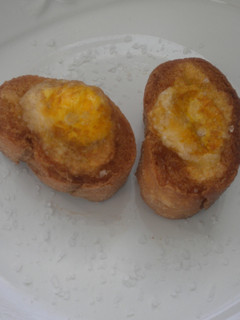 Una foto de Nido de pan con huevos de codorniz