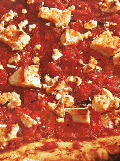 Una foto de Pizza de queso feta y tomate