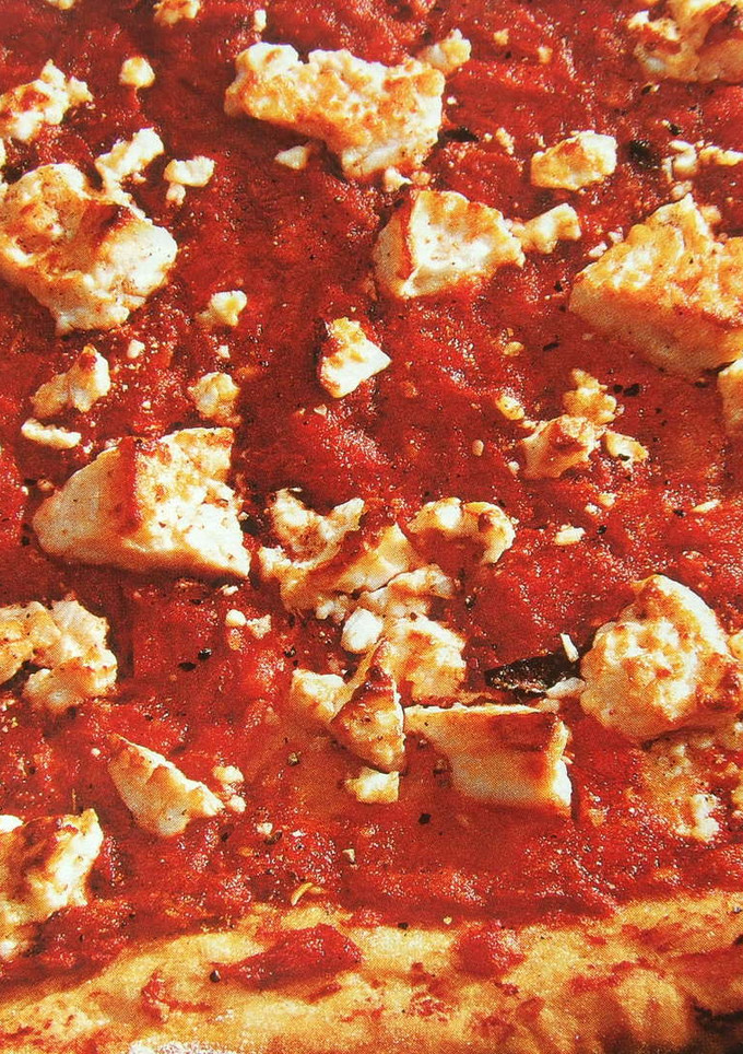 Una foto de Pizza de queso feta y tomate