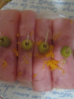 Una foto de Rollitos de jamón york con huevo hilado