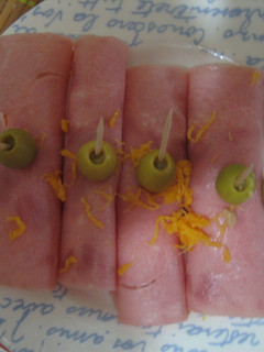Una foto de Rollitos de jamón york con huevo hilado