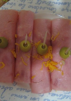 Una foto de Rollitos de jamón york con huevo hilado