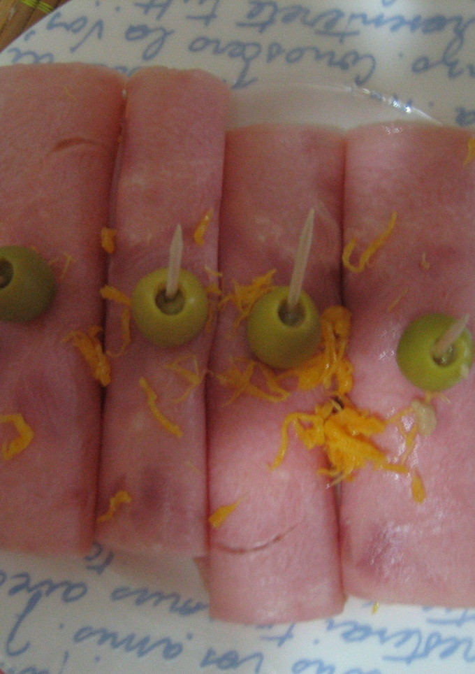 Una foto de Rollitos de jamón york con huevo hilado