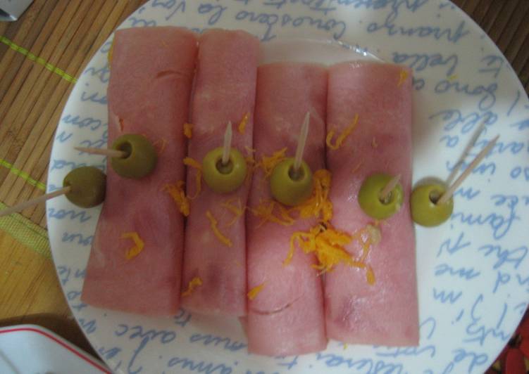 Rollitos de jamón york con huevo hilado