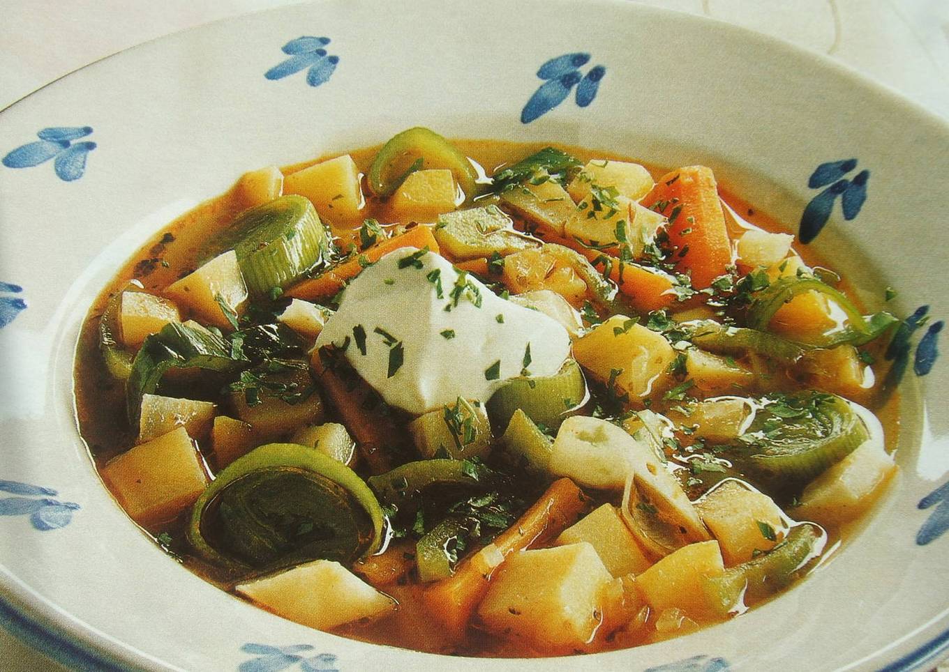 Sopa de verduras con queso mascarpone