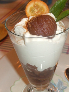 Una foto de Espuma de chocolate blanco con castañas