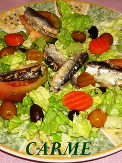Una foto de Ensalada verde con sardinilla