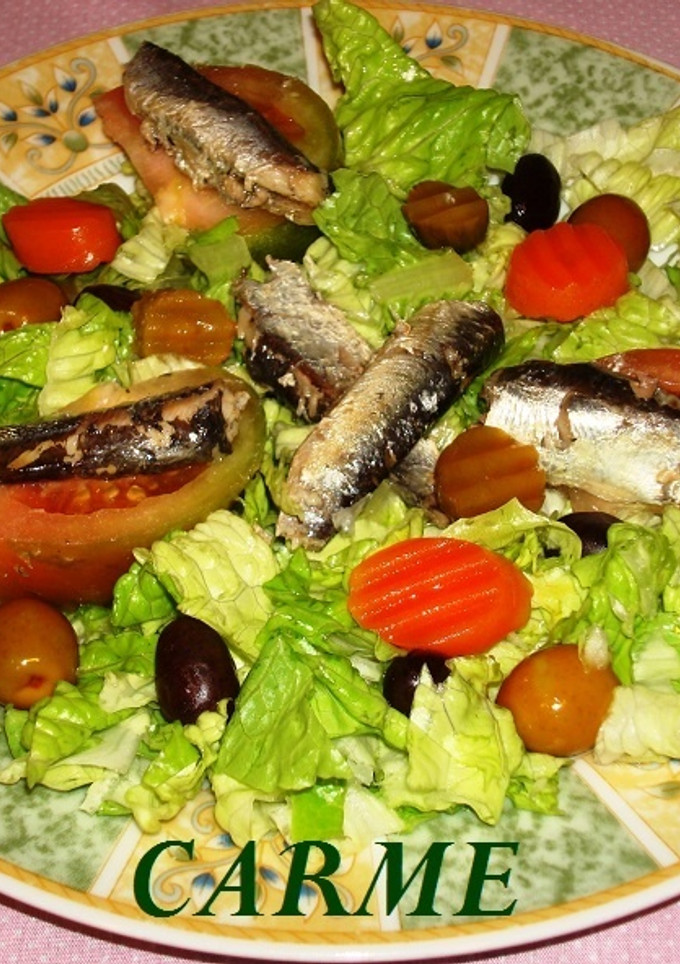 Una foto de Ensalada verde con sardinilla