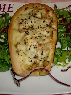Una foto de Berenjenas rellenas de verduras y gambas