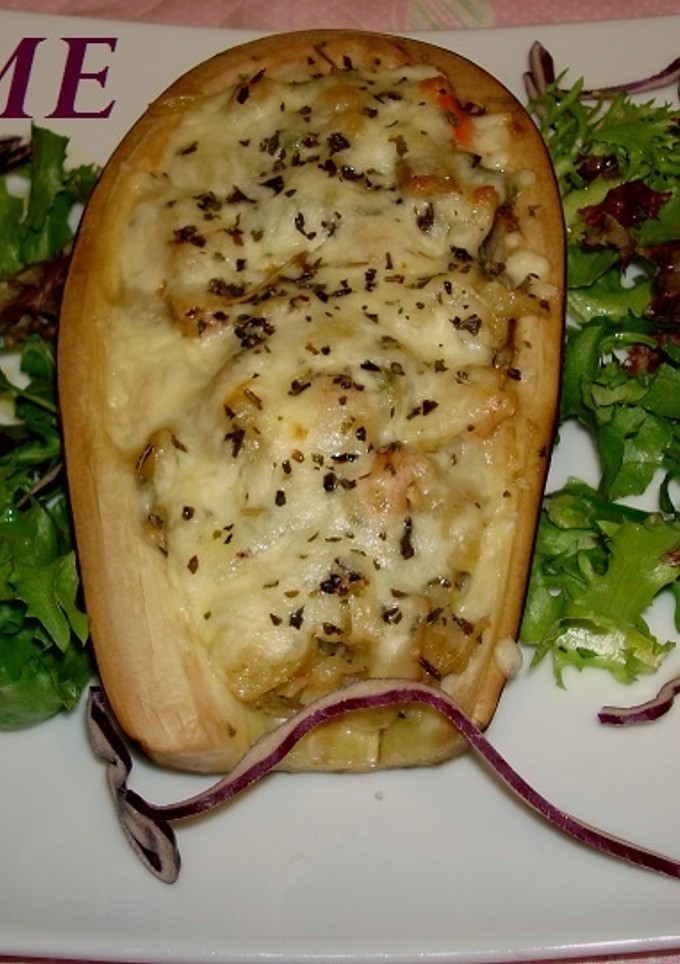 Una foto de Berenjenas rellenas de verduras y gambas