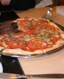 Pizza con tomates frescos y albaca