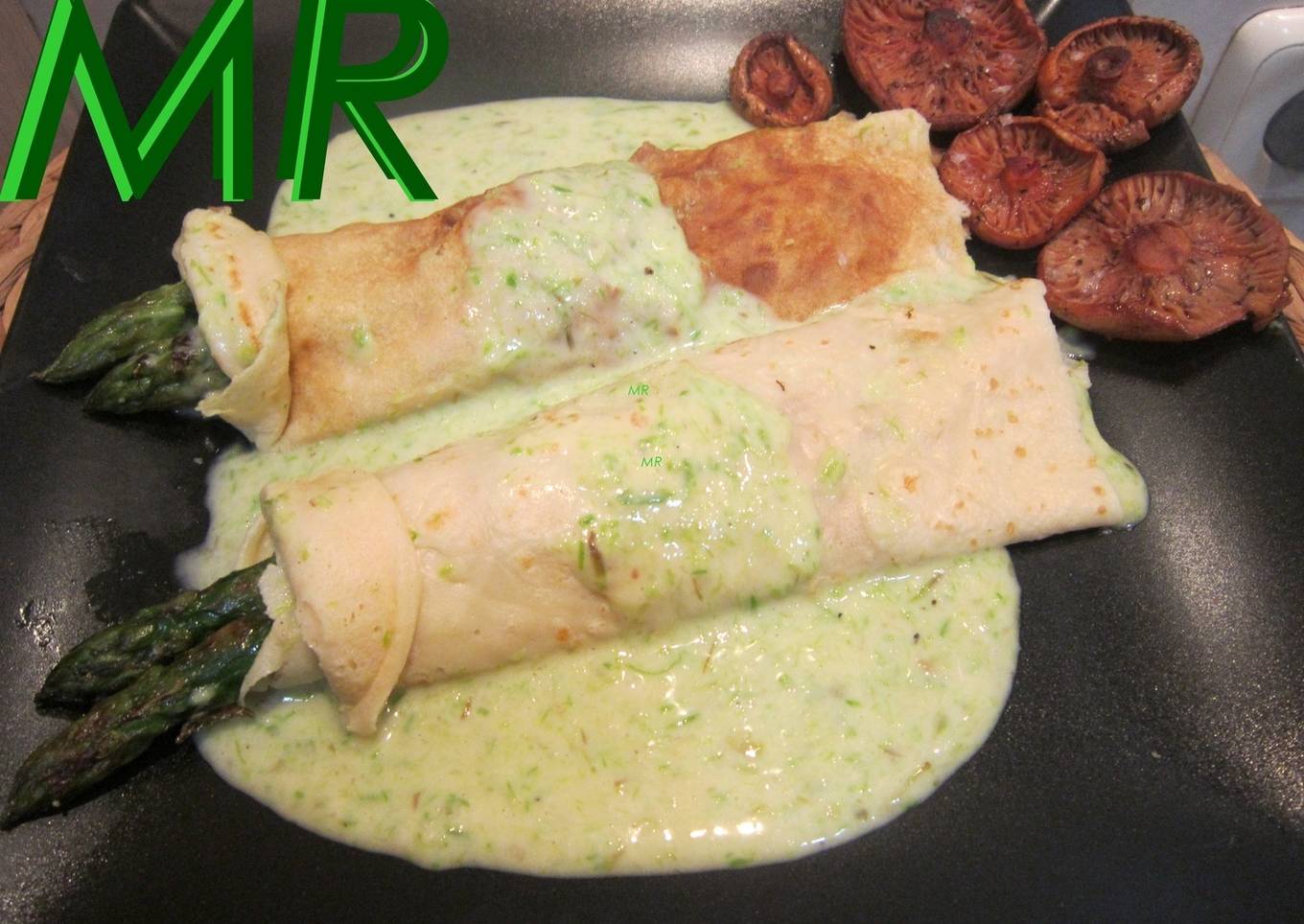 Crêpes de espárragos con su salsa<br />