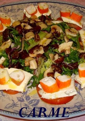 Una foto de Ensalada completa con mozzarella y surimi