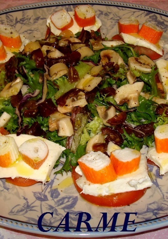 Una foto de Ensalada completa con mozzarella y surimi