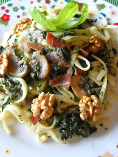 Una foto de Tallarines con champiñones, espinacas y bacón al pesto de nueces