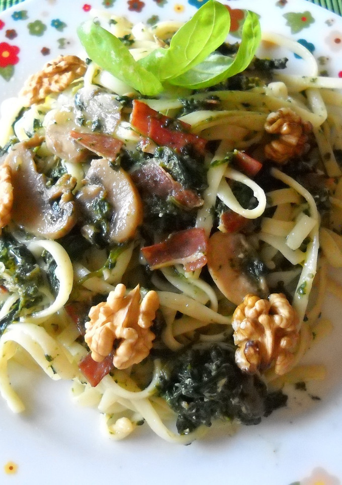 Una foto de Tallarines con champiñones, espinacas y bacón al pesto de nueces