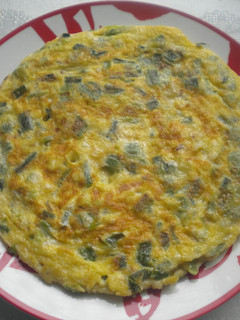Una foto de Tortilla de ajos tiernos a mi estilo