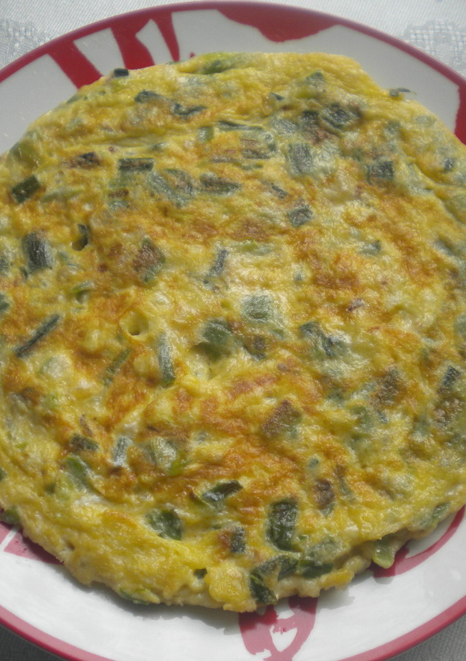 Una foto de Tortilla de ajos tiernos a mi estilo